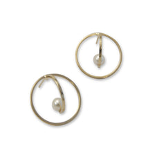3D Cutout Circle With Pearl Gold Pierced Earrings